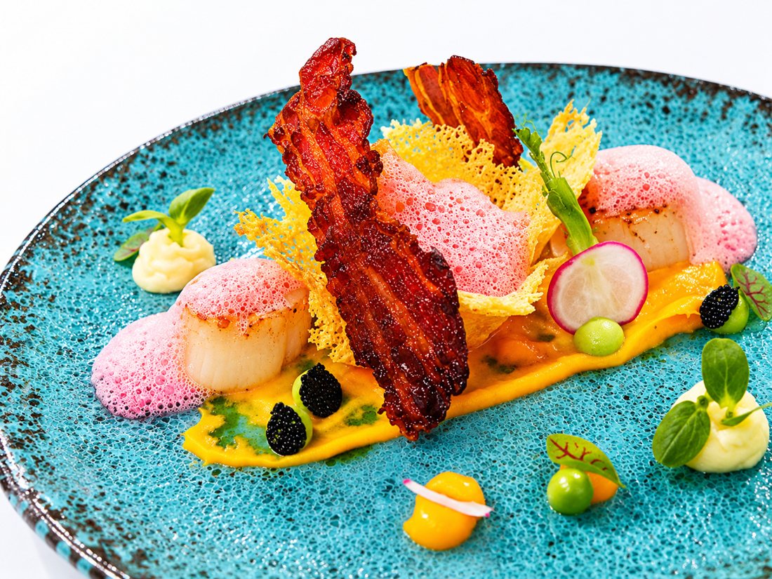 Seared scallops with pink foam and crispy bacon